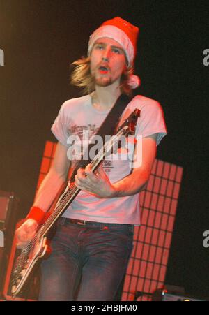 Carl Dalemo di Razorlight si esibisce sul palco presso la "XFM's Winter Wonderland", un concerto di beneficenza organizzato dalla stazione radio di Londra XFM, presso il Carling Apollo Hammersmith il 5 dicembre 2004 a Londra. Foto Stock