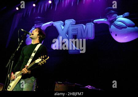 Tim Wheeler of Ash si esibisce in mongolfiera al Winter Wonderland di XFM, un concerto di beneficenza organizzato dalla stazione radio di Londra XFM, presso il Carling Apollo Hammersmith il 5 dicembre 2004 a Londra. Foto Stock