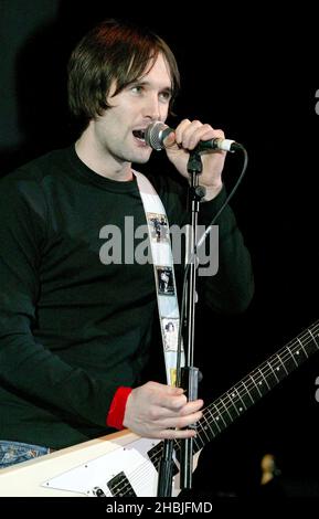 Tim Wheeler of Ash si esibisce in mongolfiera al Winter Wonderland di XFM, un concerto di beneficenza organizzato dalla stazione radio di Londra XFM, presso il Carling Apollo Hammersmith il 5 dicembre 2004 a Londra. Foto Stock