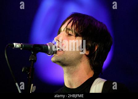 Tim Wheeler of Ash si esibisce in mongolfiera al Winter Wonderland di XFM, un concerto di beneficenza organizzato dalla stazione radio di Londra XFM, presso il Carling Apollo Hammersmith il 5 dicembre 2004 a Londra. Foto Stock