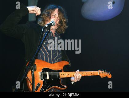 Dave McCabe of the Zutons si esibisce sul palco presso la "XFM's Winter Wonderland", un concerto di beneficenza organizzato dalla stazione radio di Londra XFM, presso il Carling Apollo Hammersmith il 5 dicembre 2004 a Londra. Foto Stock