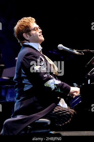 Elton John si esibisce dal vivo in concerto presso l'Hammersmith Apollo, nella zona ovest di Londra. Foto Stock