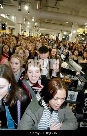 Il gruppo pop/rock di Londra Rooster esegue copie live e insigns del loro album di debutto, pubblicato il 24 gennaio, presso HMV Oxford Street il 26 gennaio 2005 a Londra. Nick Atkinson; voce; Luke Potashnick; chitarra; ben Smyth; Basso; David Neale; batteria Foto Stock