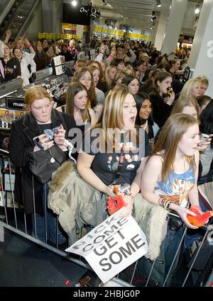 Il gruppo pop/rock di Londra Rooster esegue copie live e insigns del loro album di debutto, pubblicato il 24 gennaio, presso HMV Oxford Street il 26 gennaio 2005 a Londra. Nick Atkinson; voce; Luke Potashnick; chitarra; ben Smyth; Basso; David Neale; batteria Foto Stock