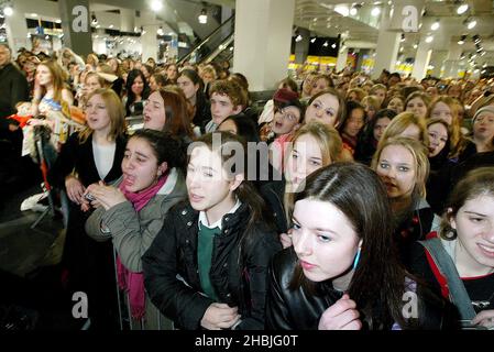 Il gruppo pop/rock di Londra Rooster esegue copie live e insigns del loro album di debutto, pubblicato il 24 gennaio, presso HMV Oxford Street il 26 gennaio 2005 a Londra. Nick Atkinson; voce; Luke Potashnick; chitarra; ben Smyth; Basso; David Neale; batteria Foto Stock