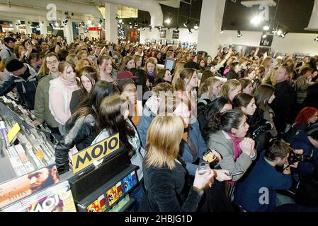 Il gruppo pop/rock di Londra Rooster esegue copie live e insigns del loro album di debutto, pubblicato il 24 gennaio, presso HMV Oxford Street il 26 gennaio 2005 a Londra. Nick Atkinson; voce; Luke Potashnick; chitarra; ben Smyth; Basso; David Neale; batteria Foto Stock