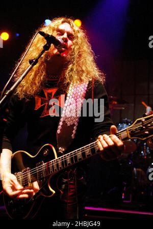 Il cantante Scott Gorham della band rock Thin Lizzy si esibisce sul palco durante la data di Londra del loro tour britannico, al Shepherds Bush Empire di Londra. Foto Stock