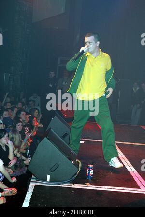 Le ragazze feroci supportano la pop star Natasha Bedingfield durante la popolare serata gay G-A-Y all'Astoria il 12 febbraio 2005 a Londra. Foto Stock