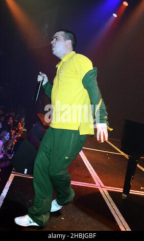 Le ragazze feroci supportano la pop star Natasha Bedingfield durante la popolare serata gay G-A-Y all'Astoria il 12 febbraio 2005 a Londra. Foto Stock