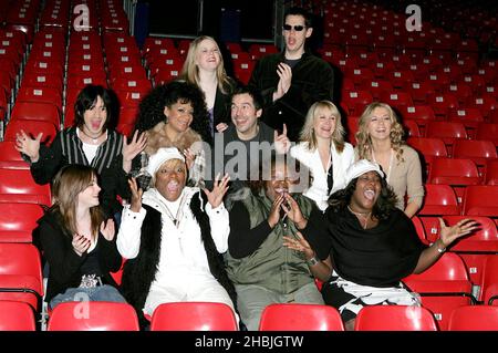 2 To Go; Tabby Callaghan; Rowetta Satchell; Steve Brookstein; Verity Keays; Roberta Howett; Cassie Compton; Voices with Soul posare a una fotocall prima notte di questa sera 'X Factor Live Tour' al Wembley Arena Pavilion il 20 febbraio 2005 a Londra. Foto Stock