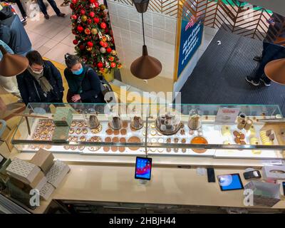 Parigi, Francia, High Angle, Young Couvreur Shopping all'interno dei grandi magazzini Galeries Lafayette, gastronomia, panetteria francese "Yann Couvreur", pasticceria, prodotti finiti, shopping di cibo natalizio Foto Stock