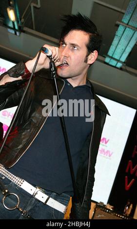 Mike H; Sam Endicott e Michael Zakarin della band americana The Bravery incontrano i fan e firmano copie del loro nuovo singolo "onesto errore", oggi, instore a HMV Oxford Street a Londra. Sam Endicott Foto Stock