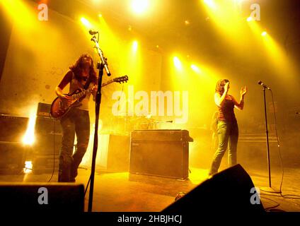 Il Donnas si esibisce sul palco all'Astoria il 9 marzo 2005 a Londra. Brett Anderson; voce, Maya Ford; basso, Allison Robertson; Chitarra, Torry Castellano; batteria. Foto Stock