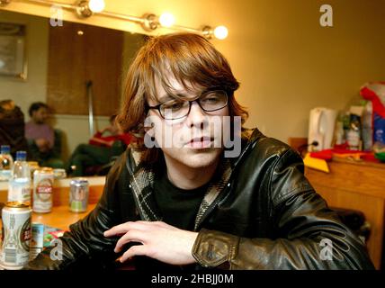 Tom Vek; backstage The Bees alla data finale del tour del Regno Unito che promuove l'attuale album 'Free the Bee' alla Carling Academy Brixton a Londra. Foto Stock