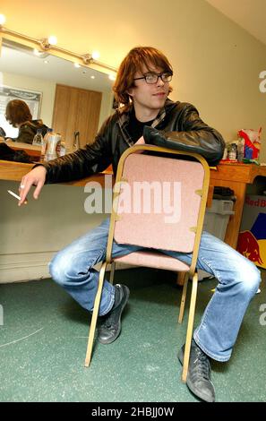 Tom Vek; backstage The Bees alla data finale del tour del Regno Unito che promuove l'attuale album 'Free the Bee' alla Carling Academy Brixton a Londra. Foto Stock