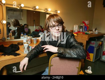 Tom Vek; backstage The Bees alla data finale del tour del Regno Unito che promuove l'attuale album 'Free the Bee' alla Carling Academy Brixton a Londra. Foto Stock