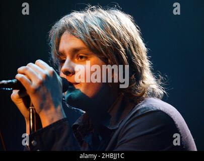 LONDRA - APRILE 7: Keane si esibirà sul palco al quarto di una serie di 5 concerti di beneficenza in aiuto del Teenage Cancer Trust, presso la Royal Albert Hall il 7 aprile 2005 a Londra. Foto Stock