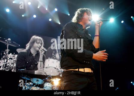 LONDRA - APRILE 7: Keane si esibirà sul palco al quarto di una serie di 5 concerti di beneficenza in aiuto del Teenage Cancer Trust, presso la Royal Albert Hall il 7 aprile 2005 a Londra. Foto Stock