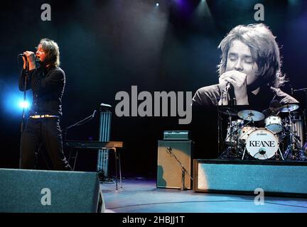 LONDRA - APRILE 7: Keane si esibirà sul palco al quarto di una serie di 5 concerti di beneficenza in aiuto del Teenage Cancer Trust, presso la Royal Albert Hall il 7 aprile 2005 a Londra. Foto Stock