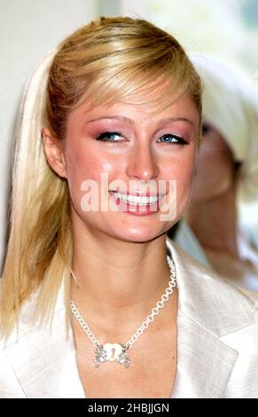 Paris Hilton lancia la sua fragranza al Debenhams di Londra. Foto Stock