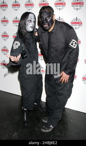 Joey Richardson e Paul Gray di Slipknot posano agli arrivi al Metal Hammer Golden Gods Awards al The Astoria 13, 2005 a Londra. Foto Stock