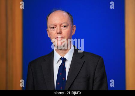 Chief Medical Officer for England Chris Whitty parla durante un aggiornamento Covid a Downing Street il 15 dicembre 2021 a Londra, Inghilterra. Foto Stock