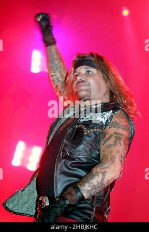 Vince Neil della band statunitense Motley Crue, recentemente riunita, suona la data di Londra al Wembley Pavillion Arena di Londra. Foto Stock