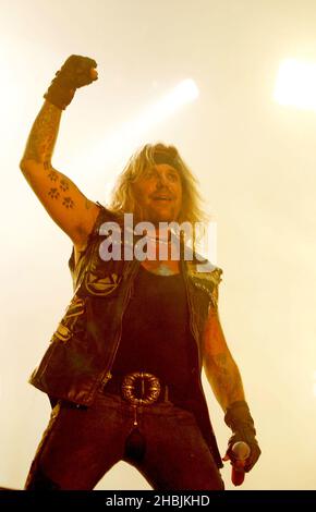 Vince Neil della band statunitense Motley Crue, recentemente riunita, suona la data di Londra al Wembley Pavillion Arena di Londra. Foto Stock