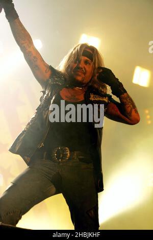 Vince Neil della band statunitense Motley Crue, recentemente riunita, suona la data di Londra al Wembley Pavillion Arena di Londra. Foto Stock