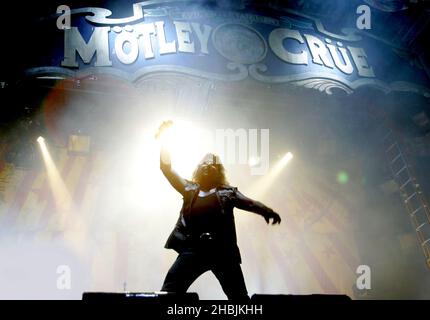 Vince Neil della band statunitense Motley Crue, recentemente riunita, suona la data di Londra al Wembley Pavillion Arena di Londra. Foto Stock