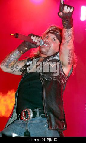 Vince Neil della band statunitense Motley Crue, recentemente riunita, suona la data di Londra al Wembley Pavillion Arena di Londra. Foto Stock