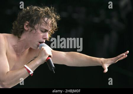Johnny Borrell di Razorlight supporta la Queen che si esibisce dal vivo sul palco presso Hyde Park di Londra. Foto Stock