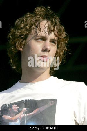 Johnny Borrell di Razorlight supporta la Queen che si esibisce dal vivo sul palco presso Hyde Park di Londra. Foto Stock