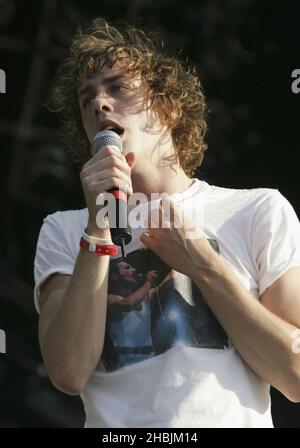 Johnny Borrell di Razorlight supporta la Queen che si esibisce dal vivo sul palco presso Hyde Park di Londra. Foto Stock