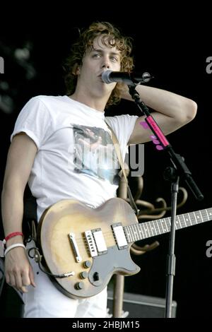 Johnny Borrell di Razorlight supporta la Queen che si esibisce dal vivo sul palco presso Hyde Park di Londra. Foto Stock
