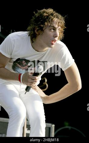 Johnny Borrell di Razorlight supporta la Queen che si esibisce dal vivo sul palco presso Hyde Park di Londra. Foto Stock