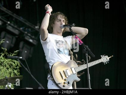 Johnny Borrell di Razorlight supporta la Queen che si esibisce dal vivo sul palco presso Hyde Park di Londra. Foto Stock
