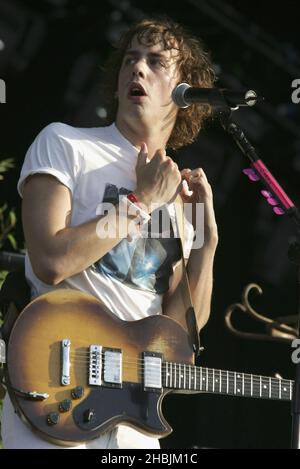 Johnny Borrell di Razorlight supporta la Queen che si esibisce dal vivo sul palco presso Hyde Park di Londra. Foto Stock