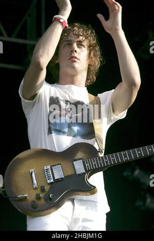 Johnny Borrell di Razorlight supporta la Queen che si esibisce dal vivo sul palco presso Hyde Park di Londra. Foto Stock