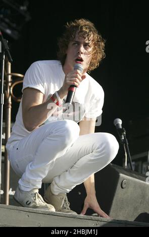Johnny Borrell di Razorlight supporta la Queen che si esibisce dal vivo sul palco presso Hyde Park di Londra. Foto Stock