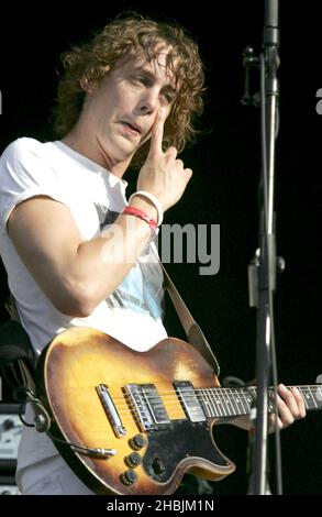 Johnny Borrell di Razorlight supporta la Queen che si esibisce dal vivo sul palco presso Hyde Park di Londra. Foto Stock