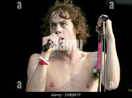 Johnny Borrell di Razorlight supporta la Queen che si esibisce dal vivo sul palco presso Hyde Park di Londra. Foto Stock