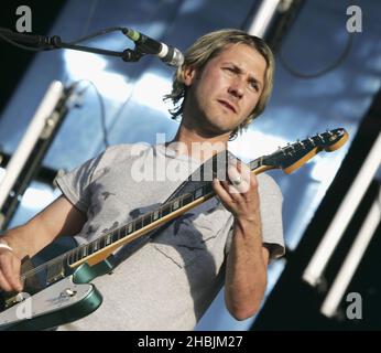 Grant Nichols of Feeder supporta REM An in concerto ad Hyde Park il 16 luglio 2005 a Londra. Foto Stock