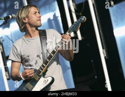 Grant Nichols of Feeder supporta REM An in concerto ad Hyde Park il 16 luglio 2005 a Londra. Foto Stock