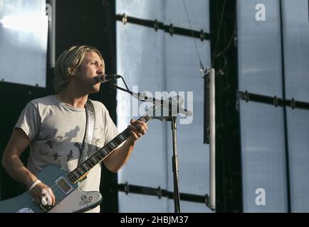 Grant Nichols of Feeder supporta REM An in concerto ad Hyde Park il 16 luglio 2005 a Londra. Foto Stock