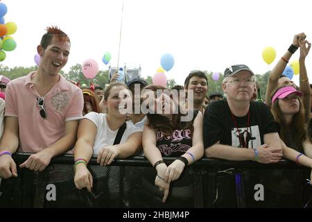 Tifosi gay di fronte al palco al secondo festival annuale "Big Gay out", il più grande festival di musica gay d'Europa, al Finsbury Park il 23 luglio 2005 a Londra. Colpo di testa divertente Foto Stock