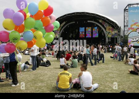 I costumi della folla gay al secondo festival annuale "Big Gay out", il più grande festival di musica gay d'Europa, al Finsbury Park il 23 luglio 2005 a Londra, Foto Stock