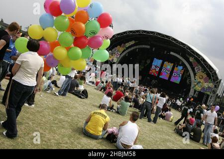 I costumi della folla gay al secondo festival annuale "Big Gay out", il più grande festival di musica gay d'Europa, al Finsbury Park il 23 luglio 2005 a Londra, Foto Stock