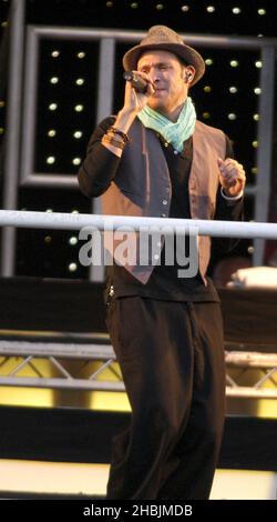 Will Young si esibisce una tantina al 'Music on A Summer Evening 2005', parte di una serie di concerti che si svolgono in tre ambientazioni English Heritage, presso la Kenwood House il 30 luglio 2005 a Londra. Foto Stock