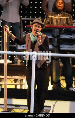 Will Young si esibisce una tantina al 'Music on A Summer Evening 2005', parte di una serie di concerti che si svolgono in tre ambientazioni English Heritage, presso la Kenwood House il 30 luglio 2005 a Londra. Foto Stock